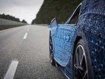 Bugatti Chiron z klock&oacute;w LEGO w skali 1:1